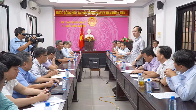 Chủ tịch Ủy ban nhân dân tỉnh Đồng Tháp Trần Trí Quang phát biểu tại buổi làm việc. (Ảnh: HỮU NGHĨA)