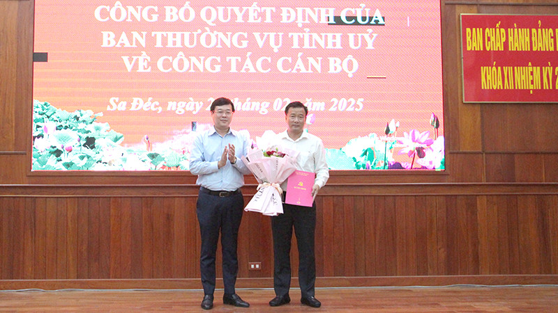 Ủy viên Trung ương Đảng, Bí thư Tỉnh ủy Đồng Tháp Lê Quốc Phong trao quyết định và tặng hoa chúc mừng ông Nguyễn Phước Thiện. (Ảnh: THANH NGHĨA)