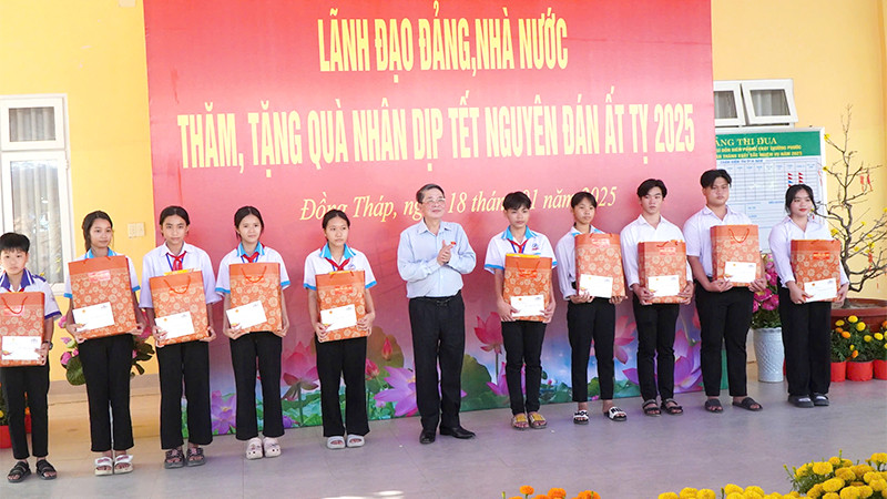 Phó Chủ tịch Quốc hội Nguyễn Đức Hải trao quà cho “Con nuôi đồn Biên phòng” Cửa khẩu quốc tế Thường Phước.
