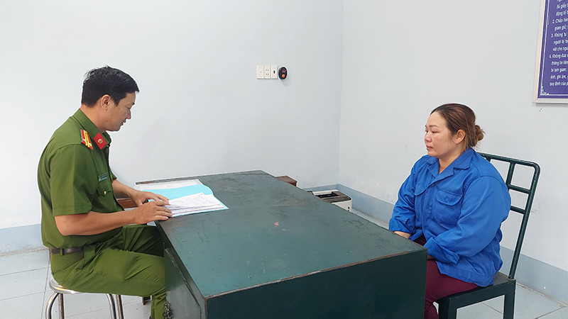 Phan Thị Kim Luyến tại cơ quan công an. (Ảnh: Công an tỉnh Đồng Tháp)