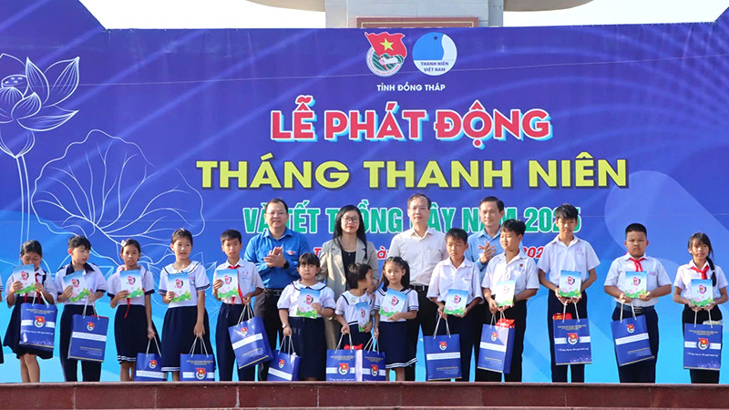 Lãnh đạo tỉnh Đồng Tháp trao quà cho thiếu nhi hoàn cảnh khó khăn, vượt khó. (Ảnh: NHƯ ANH)