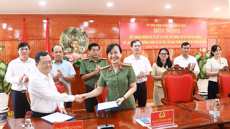 Lãnh đạo Công an tỉnh Đồng Tháp ký kết tiếp nhận nhiệm vụ mới từ các sở ngành. (Ảnh: TẤN ĐẠT)
