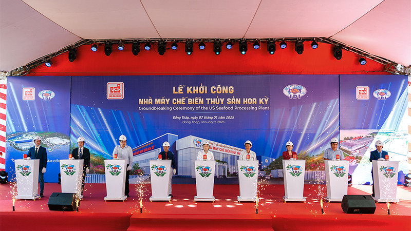 Đại biểu thực hiện nghi thức khởi công.