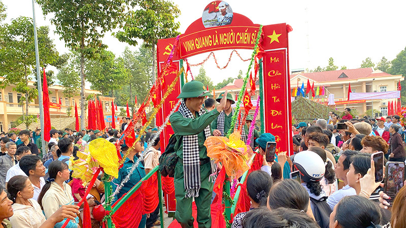 Các tân binh bước qua Cầu vinh quang là người chiến sĩ, với chung quyết tâm hoàn thành xuất sắc nhiệm vụ được giao. (Ảnh: NHƯ ANH)