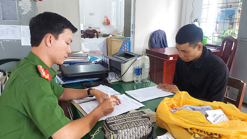 Lê Hữu Quyết tại cơ quan công an. (Ảnh: Công an Đồng Tháp)