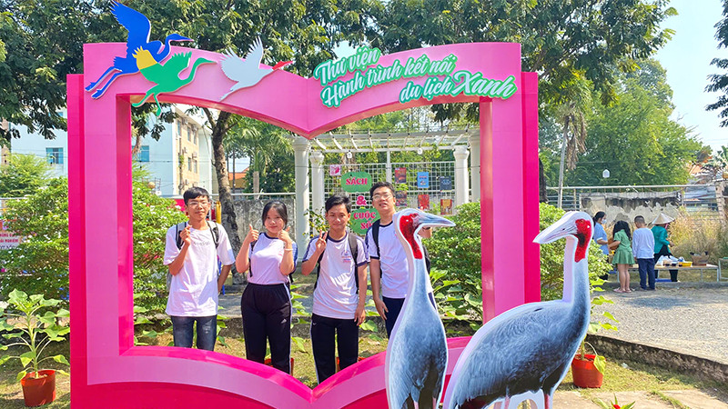 Không gian check-in sách-sen và sếu thu hút sự quan tâm của nhiều bạn đọc.