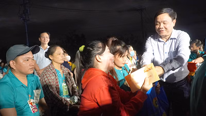 Phó Bí thư Thường trực Tỉnh ủy, Chủ tịch Hội đồng nhân dân tỉnh Đồng Tháp Phan Văn Thắng trao quà cho công đoàn viên, người lao động. (Ảnh: HỮU NGHĨA)