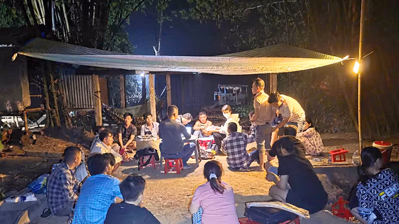 Các đối tượng tham gia đánh bạc ăn thua bằng tiền bị bắt quả tang. (Ảnh: Công an tỉnh Đồng Tháp)