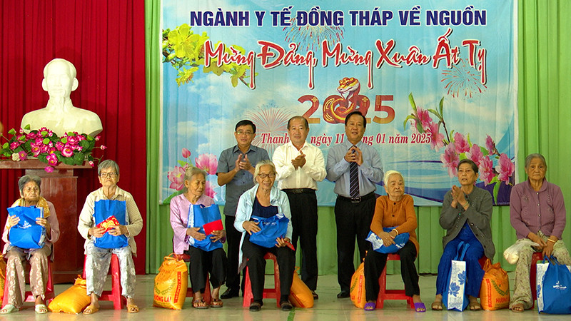 Lãnh đạo ngành Y tế Đồng Tháp và huyện Tháp Mười trao quà cho các hộ gia đình có công với ngành y tế. (Ảnh: HOÀNG KHA)