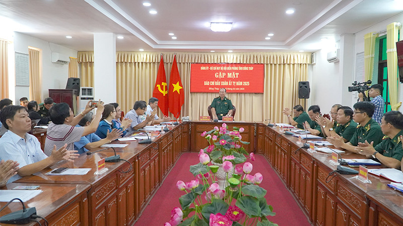 Đại tá Nguyễn Văn Minh, Chính ủy Bộ đội Biên phòng tỉnh Đồng Tháp, phát biểu tại buổi gặp mặt. (Ảnh: HỮU NGHĨA)