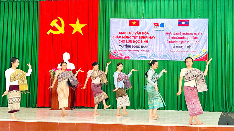 Tiết mục giao lưu văn nghệ của các lưu học sinh Lào. (Ảnh: NHƯ ANH)