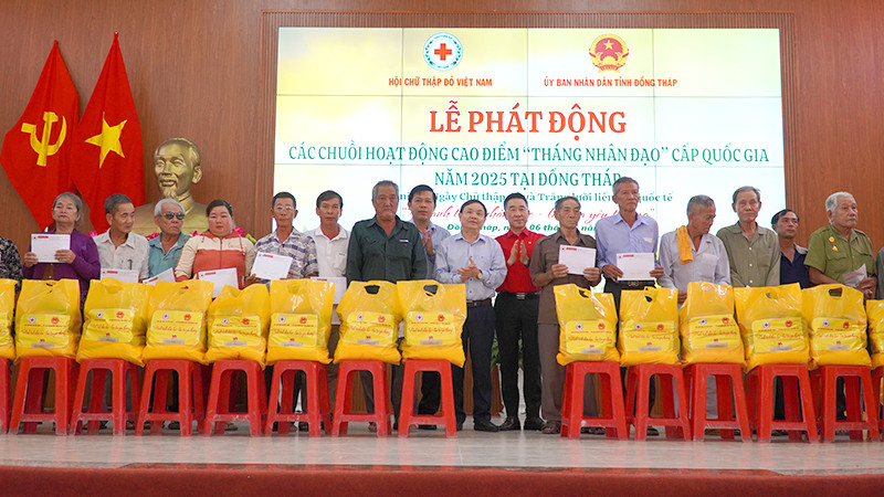 Đại diện 20 hộ gia đình chính sách có hoàn cảnh khó khăn ở huyện Tân Hồng nhận quà với mỗi suất 2 triệu đồng tiền mặt. (Ảnh: HỮU NGHĨA)