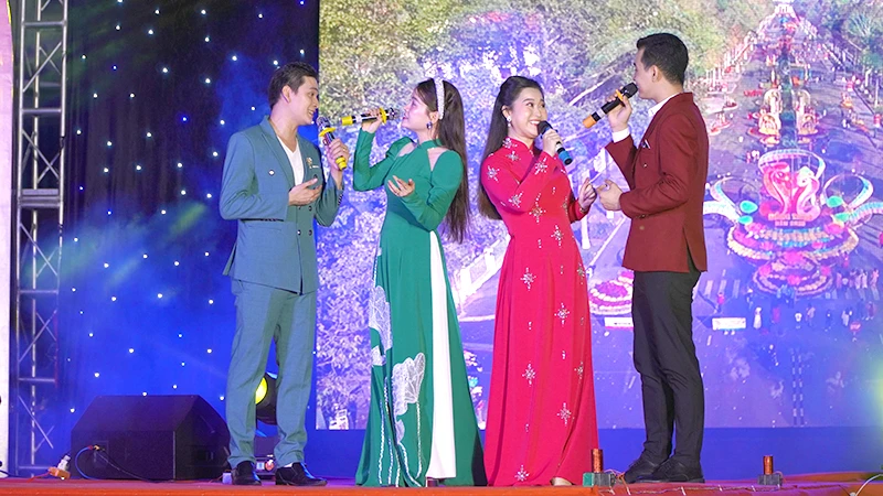Biểu diễn tiết mục Liên khúc các điệu lý về thơ tại đêm thơ. (Ảnh: HỮU NGHĨA)