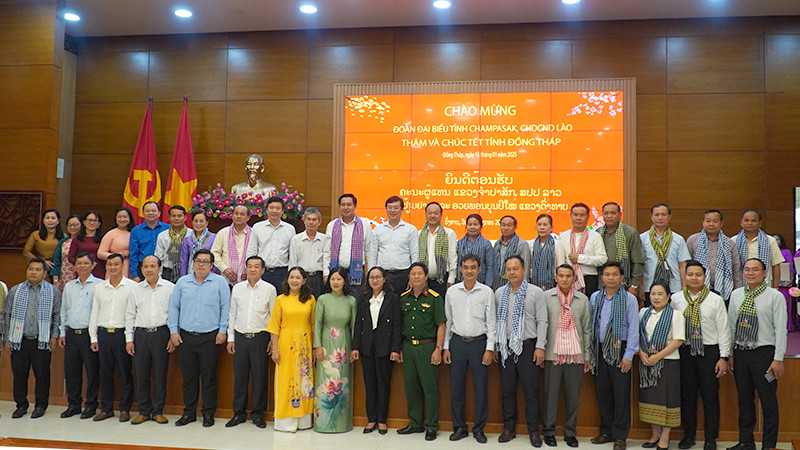 Lãnh đạo tỉnh Đồng Tháp chụp ảnh lưu niệm với Đoàn đại biểu tỉnh Champasak (Lào). (Ảnh: HỮU NGHĨA)