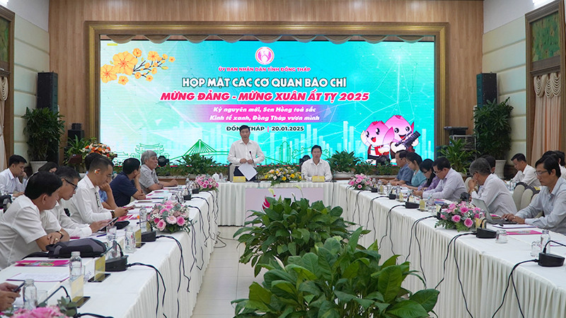 Chủ tịch Ủy ban nhân dân tỉnh Đồng Tháp Phạm Thiện Nghĩa phát biểu tại buổi họp mặt các cơ quan báo chí mừng Đảng - mừng Xuân Ất Tỵ 2025. (Ảnh: HỮU NGHĨA)