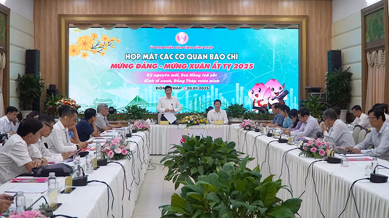 Chủ tịch Ủy ban nhân dân tỉnh Đồng Tháp Phạm Thiện Nghĩa phát biểu tại buổi họp mặt các cơ quan báo chí mừng Đảng - mừng Xuân Ất Tỵ 2025. (Ảnh: HỮU NGHĨA)