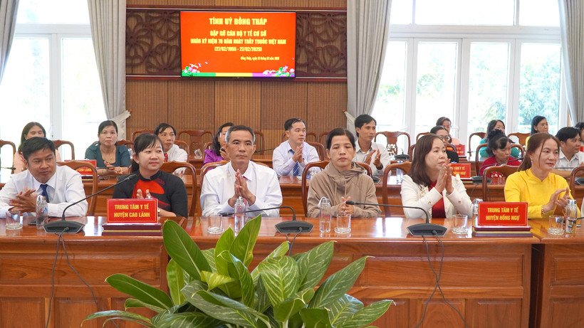 Đại biểu tham dự buổi gặp gỡ. (Ảnh: HỮU NGHĨA)