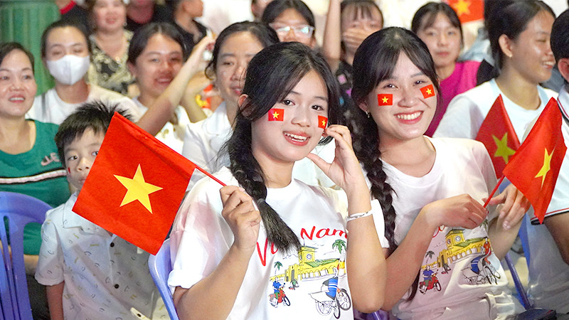 Nhiều bạn trẻ Đồng Tháp chung vui ngày lễ kỷ niệm. (Ảnh: HỮU NGHĨA)