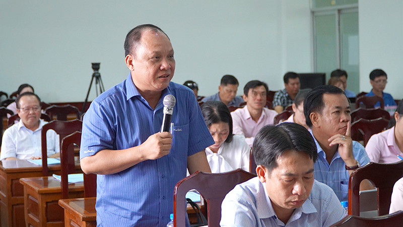 Đại biểu phát biểu thảo luận tại hội nghị. (Ảnh: HỮU NGHĨA)