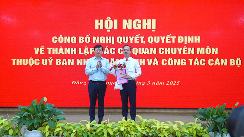 Ủy viên Trung ương Đảng, Bí thư Tỉnh ủy Đồng Tháp Lê Quốc Phong trao quyết định của Thủ tướng Chính phủ về việc giao quyền Chủ tịch Ủy ban nhân dân tỉnh Đồng Tháp cho ông Trần Trí Quang. (Ảnh: HỮU NGHĨA)