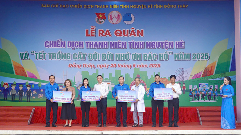 Ban Thường vụ Tỉnh đoàn Đồng Tháp tiếp nhận các nguồn lực hỗ trợ từ đại diện đơn vị, doanh nghiệp.