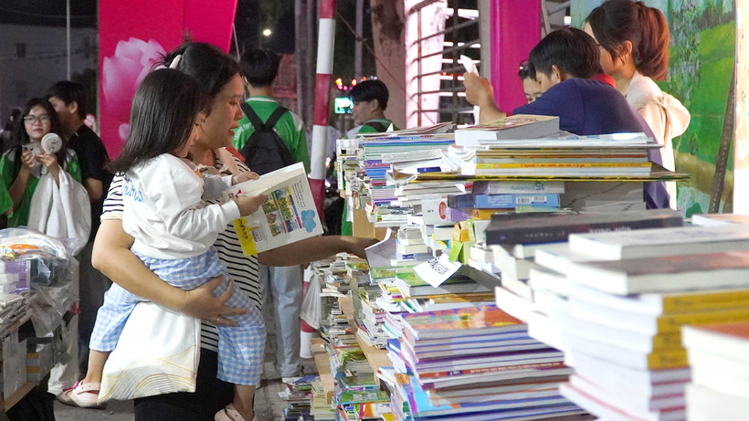 Một cháu bé đi cùng mẹ tại Ngày sách và văn hóa đọc tỉnh Đồng Tháp. (Ảnh: HỮU NGHĨA)