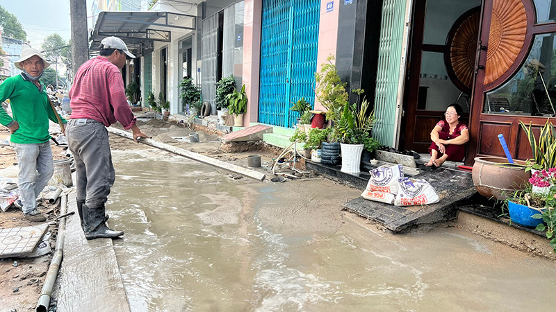 Đơn vị thi công đã hoàn trả lại mặt đường phía trước nhà các hộ dân, đẩy nhanh tiến độ đổ bê-tông. (Ảnh: HỮU NGHĨA)