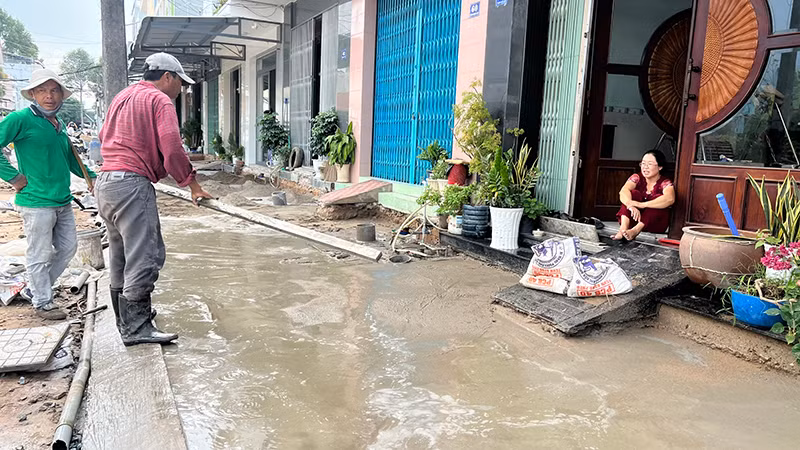 Đơn vị thi công đã hoàn trả lại mặt đường phía trước nhà các hộ dân, đẩy nhanh tiến độ đổ bê-tông. (Ảnh: HỮU NGHĨA)