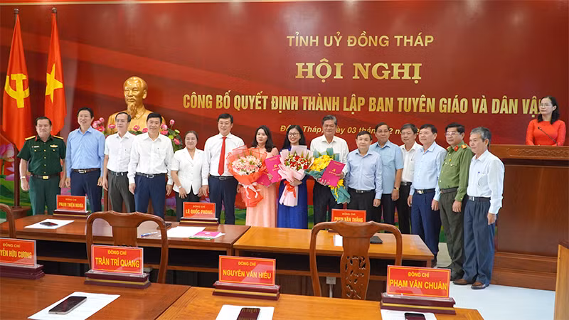 Lãnh đạo tỉnh Đồng Tháp cùng các đồng chí lãnh đạo, nguyên lãnh đạo ban, ngành tỉnh tại buổi trao quyết định thành lập Ban Tuyên giáo và Dân vận Tỉnh ủy và các quyết định về công tác cán bộ cho đồng chí Nguyễn Thị Kim Tuyến (áo dài xanh) và 2 đồng chí phó trưởng Ban. (Ảnh: HỮU NGHĨA)