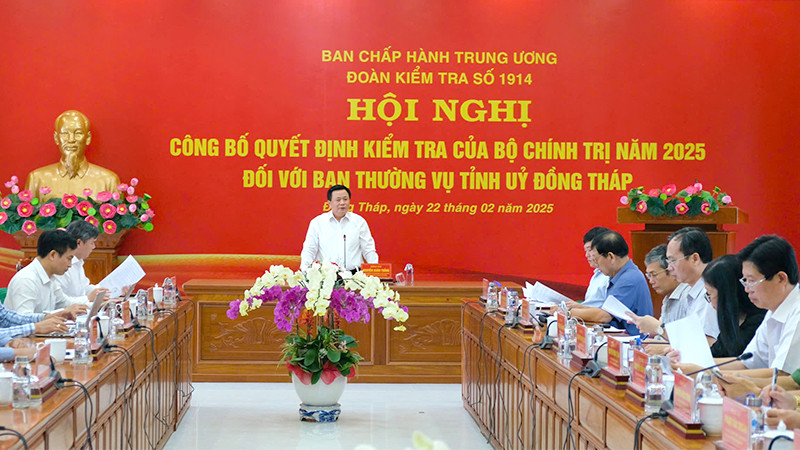 Đồng chí Nguyễn Xuân Thắng, Ủy viên Bộ Chính trị, Giám đốc Học viện Chính trị quốc gia Hồ Chí Minh, Chủ tịch Hội đồng Lý luận Trung ương, phát biểu tại hội nghị. (Ảnh: N.H)