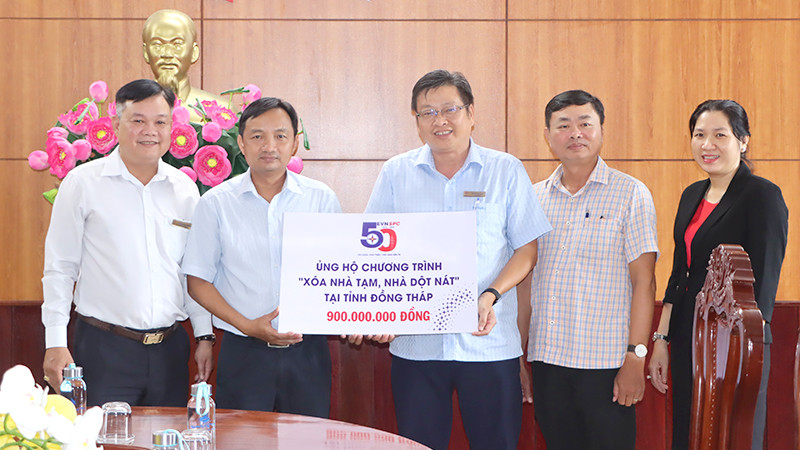 Phó Chủ tịch Ủy ban Mặt trận Tổ quốc Việt Nam tỉnh Đồng Tháp Võ Chí Hữu (thứ hai từ trái sang) tiếp nhận số tiền ủng hộ của đơn vị tài trợ. (Ảnh: NHƯ ANH)