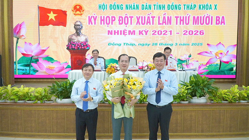 Ủy viên Trung ương Đảng, Bí thư Tỉnh ủy Đồng Tháp Lê Quốc phong (bìa phải) và Phó Bí thư Thường trực Tỉnh ủy Đồng Tháp Phan Văn Thắng tặng hoa chúc mừng ông Trần Trí Quang đắc cử Chủ tịch Ủy ban nhân dân tỉnh.