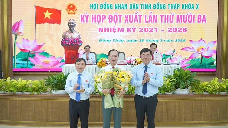 Ủy viên Trung ương Đảng, Bí thư Tỉnh ủy Đồng Tháp Lê Quốc phong (bìa phải) và Phó Bí thư Thường trực Tỉnh ủy Đồng Tháp Phan Văn Thắng tặng hoa chúc mừng ông Trần Trí Quang đắc cử Chủ tịch Ủy ban nhân dân tỉnh.