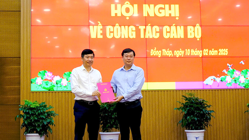 Ủy viên Trung ương Đảng, Bí thư Tỉnh ủy Đồng Tháp Lê Quốc Phong trao quyết định của Ban Bí thư Trung ương Đảng về việc nghỉ hưu trước tuổi của cán bộ đối với đồng chí Phạm Thiện Nghĩa.