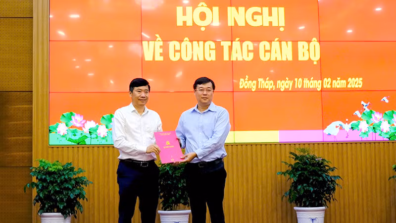 Ủy viên Trung ương Đảng, Bí thư Tỉnh ủy Đồng Tháp Lê Quốc Phong trao quyết định của Ban Bí thư Trung ương Đảng về việc nghỉ hưu trước tuổi của cán bộ đối với đồng chí Phạm Thiện Nghĩa.