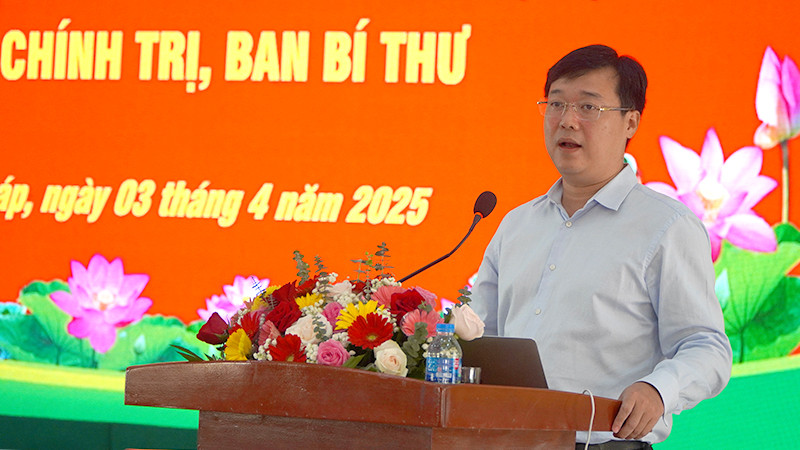 Ủy viên Trung ương Đảng, Bí thư Tỉnh ủy Đồng Tháp Lê Quốc Phong triển khai chuyên đề về sắp xếp tổ chức bộ máy. (Ảnh: HỮU NGHĨA)