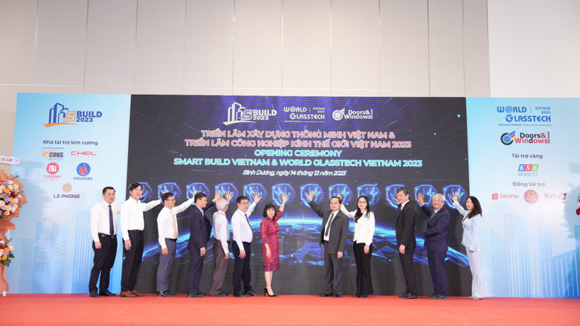 Các đại biểu thực hiện nghi thức khai mạc Triển lãm Xây dựng chuyên ngành Thông minh Việt Nam 2023.