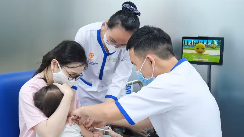 Tiêm vaccine là cách phòng bệnh tay chân miệng.