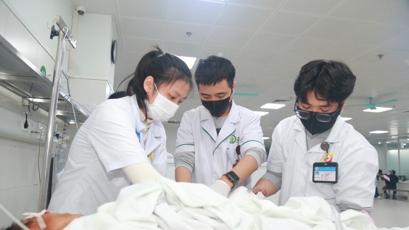 Các bác sĩ Bệnh viện Hữu nghị Việt Đức cấp cứu cho nạn nhân.