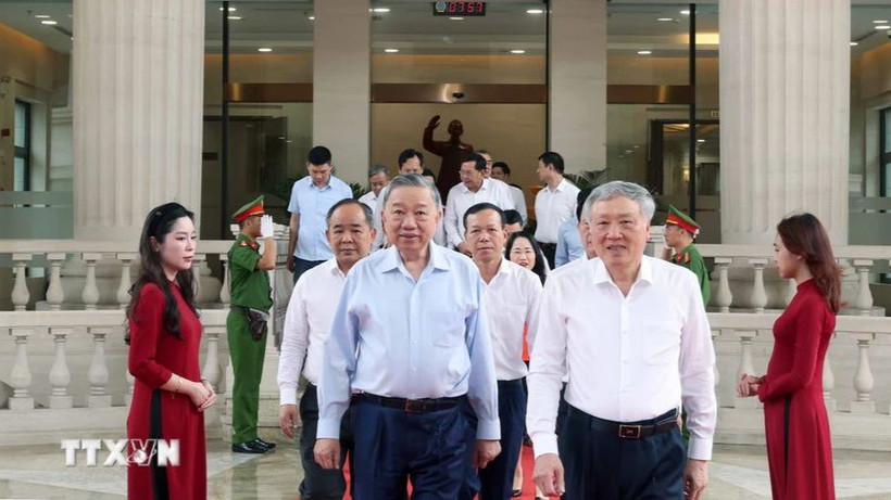 Chủ tịch nước Tô Lâm đến thăm, làm việc tại Tòa án nhân dân Tối cao.