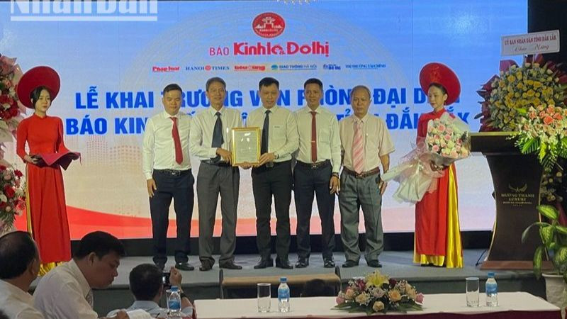 Phó Giáo sư, Tiến sĩ Nguyễn Thành Lợi, Tổng Biên tập Báo Kinh tế và Đô thị trao quyết định thành lập Văn phòng đại diện tại tỉnh Đắk Lắk.