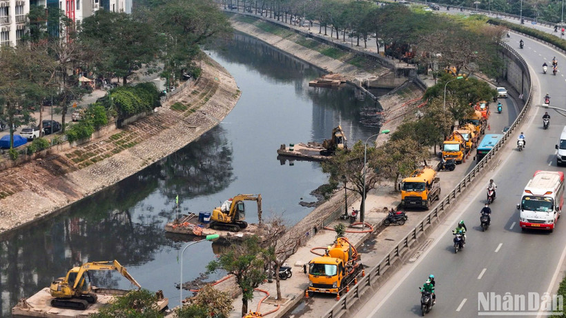 Việc làm sạch dòng sông sẽ góp phần giảm thiểu ô nhiễm cũng như tạo một vẻ đẹp mới cho Thủ đô Hà Nội.