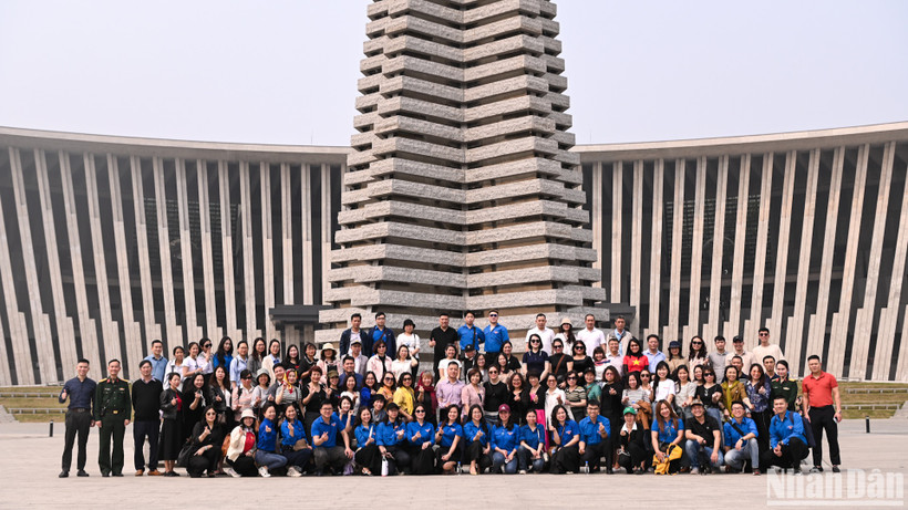 Cán bộ, đoàn viên Công đoàn và đoàn viên, thanh niên Báo Nhân Dân chụp ảnh lưu niệm tại quảng trường Tháp Chiến thắng Bảo tàng Lịch sử Quân sự Việt Nam.