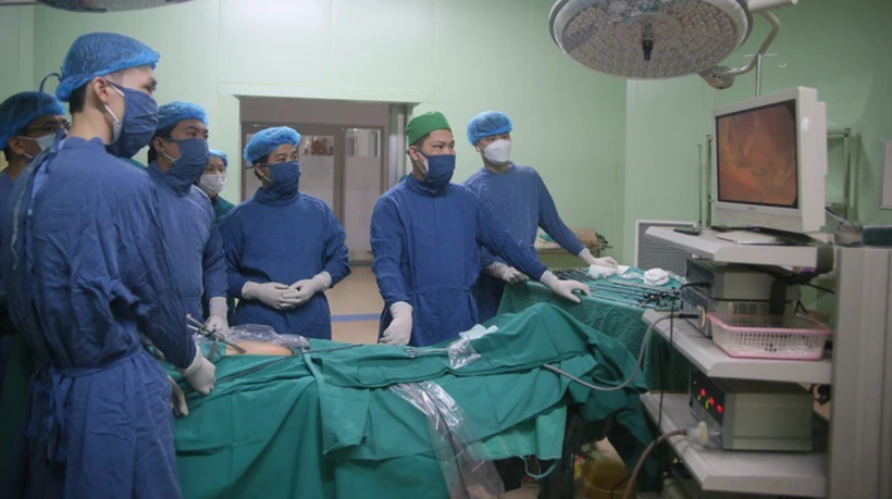 Các y, bác sĩ Bệnh viện Đa khoa huyện Ba Vì mổ nội soi cho người bệnh. (Ảnh: Thái Sơn)