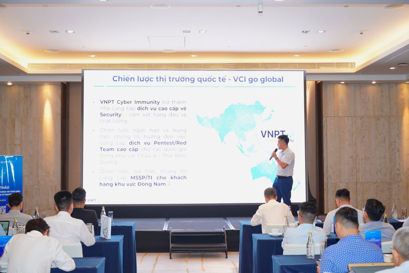 Giám đốc Dịch vụ An toàn thông tin VNPT Phạm Trung Đức trình bày về giải pháp và chiến lược ứng phó, ngăn ngừa nguy cơ an toàn thông tin cho doanh nghiệp.