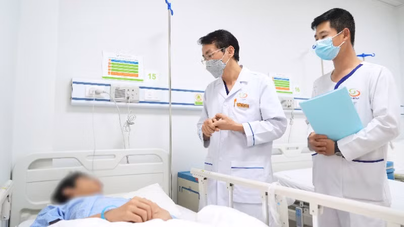 Thạc sĩ, bác sĩ Đinh Hữu Việt thăm khám cho bệnh nhân sau phẫu thuật.