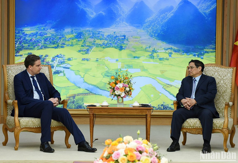 Thủ tướng Phạm Minh Chính tiếp ông Olivier Becht, Bộ trưởng đặc trách Ngoại thương, Thu hút kinh tế và người Pháp ở nước ngoài. (Ảnh: TRẦN HẢI)