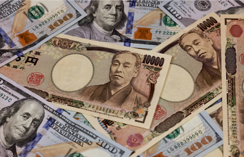 Đồng 10.000 yen và đồng 100 USD. Ảnh: AFP/TTXVN.