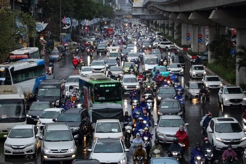 Ngày 19/3, trời Hà Nội bất ngờ có mưa lớn từ rạng sáng và gió lớn gây cảm giác rét buốt. Ảnh: TTXVN. 