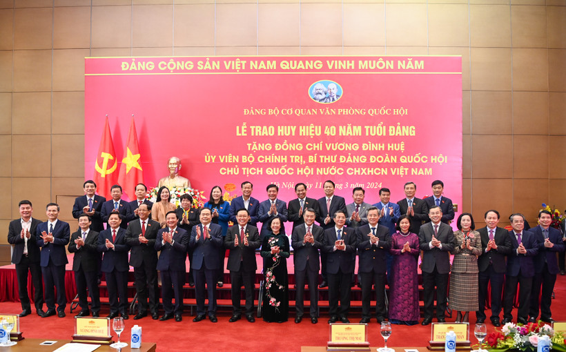 Chủ tịch Quốc hội Vương Đình Huệ cùng các đồng chí lãnh đạo Đảng, Nhà nước, Quốc hội và các đại biểu tại buổi lễ. Ảnh: DUY LINH